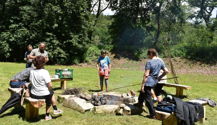 Bývalý lom přetvořili v Písku na veřejné ohniště, láká na pikniky i opékání špekáčků