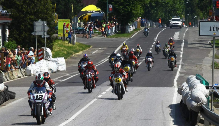 Jičínem se budou o víkendu prohánět motorky, omezí dopravu