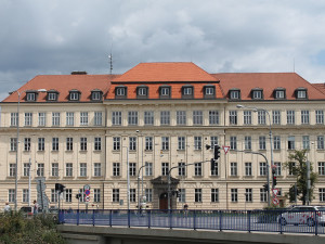 Muž, který přišel v Brně na fakultu s pistolí, přišel o zbraň i zbrojní průkaz