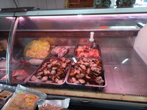 Na tržnici v Brně našli přes sto kilo masa neznámého původu i neopracovaná kozlí a beraní varlata