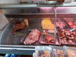 Na tržnici v Brně našli přes sto kilo masa neznámého původu i neopracovaná kozlí a beraní varlata