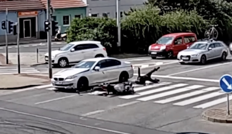 VIDEO: Mladíci projížděli Brnem jako v GTA. Srazili motorkáře a bourali do aut