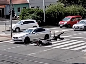 VIDEO: Mladíci projížděli Brnem jako v GTA. Srazili motorkáře a bourali do aut