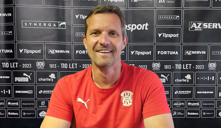 Trenérem druholigové Zbrojovky je Jaroslav Hynek. Přišel z Žiliny