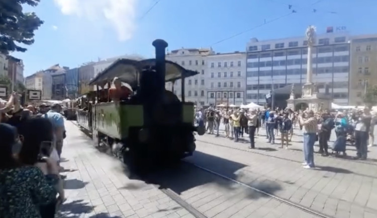 VIDEO: Centrem Brna projížděli závodníci v historických autech, ale i koňské i parní tramvaje