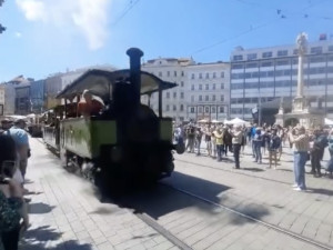 VIDEO: Centrem Brna projížděli závodníci v historických autech, ale i koňské i parní tramvaje