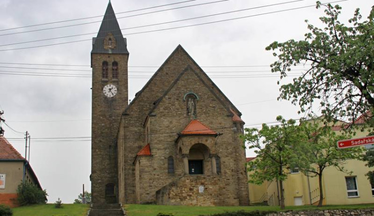 Nadšenci zachraňují zchátralý kostel a faru v Zaječí. Budovy staticky zajistí a opraví střechu