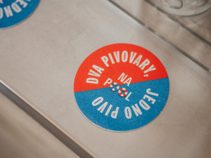 Dva pivovary, jedno pivo. Budějovický Budvar představil letní limitku Na Pool uvařenou s minipivovarem Dva kohouti