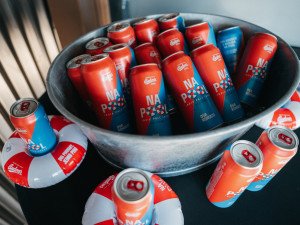 Dva pivovary, jedno pivo. Budějovický Budvar představil letní limitku Na Pool uvařenou s minipivovarem Dva kohouti