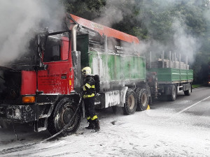 Na dálnici u Brna hořel náklaďák. Požár přerušil provoz