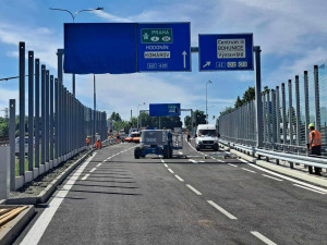 Řidiči projedou po opravené části mostu Otakara Ševčíka. Dělníci zrekonstruují druhou polovinu
