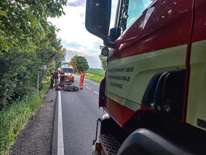 Srážka dvou aut u Brna skončila tragicky. Žena svým zraněním na místě podlehla