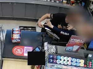 VIDEO: Zloděj s nožem v ruce ohrožoval prodavačku na benzince. Za dvacet minut ho měla policie