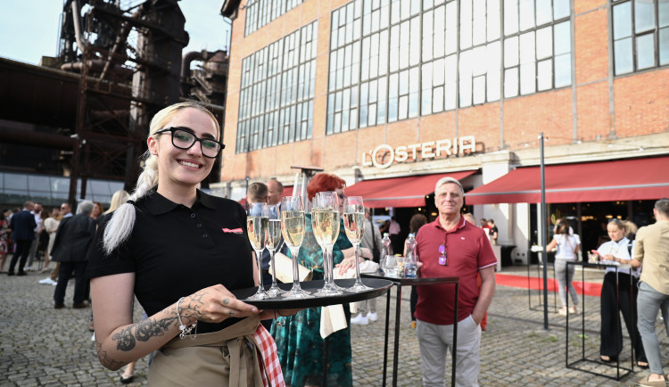 L'Osteria v Dolních Vítkovicích. Červené koberce, modelky, kněz i charitativní dražba