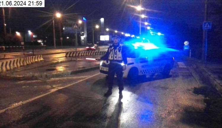 Brněnští strážníci napravovali škody způsobené prudkými bouřkami. Odčerpávali vodu ze silnic a řezali vyvrácené kmeny