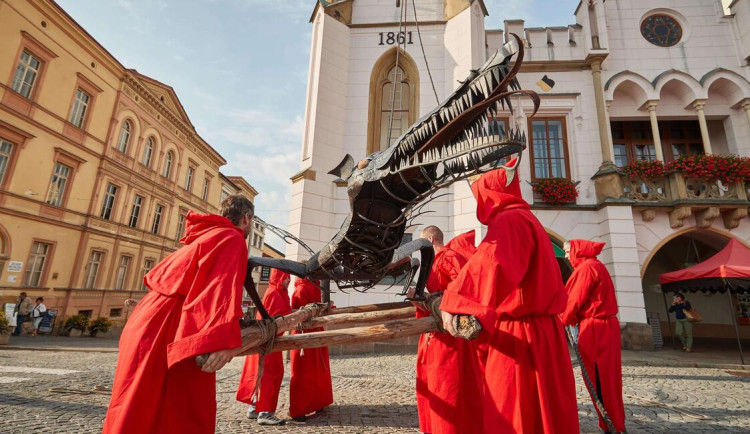 Trutnovský drak dorazil do Brna, nadšenci tak připomněli starou pověst. Po víkendu se vrátí zpátky do Trutnova