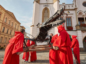 Trutnovský drak dorazil do Brna, nadšenci tak připomněli starou pověst. Po víkendu se vrátí zpátky do Trutnova