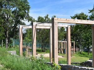 Na Kraví hoře místo zanedbaných zahrádek vyrostl nový park s dětským hřištěm. Vše, co tam roste, je jedlé