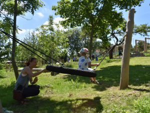 Na Kraví hoře místo zanedbaných zahrádek vyrostl nový park s dětským hřištěm. Vše, co tam roste, je jedlé