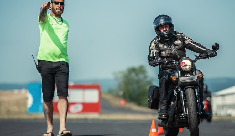 V prvních měsících roku zemřelo 23 motorkářů, těžce zraněných je téměř stovka. Zlepšit situaci pomohou specializované kurzy i unikátní videa