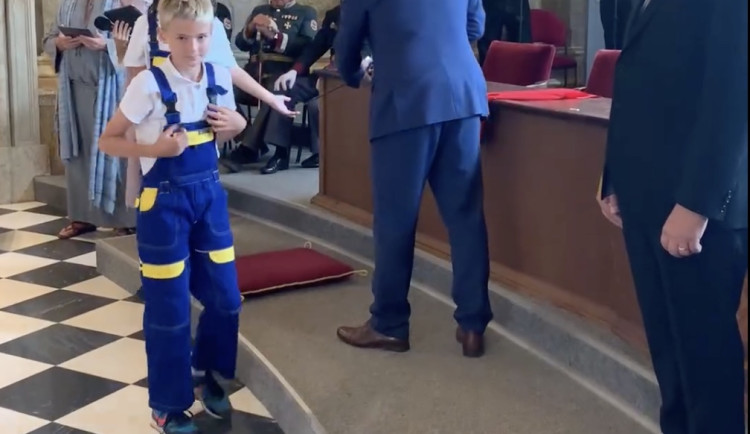 VIDEO: Mladí kominíci, čalouníci a plynaři v Brně slavili. Z učňů jsou tovaryši