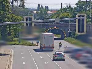 VIDEO: Řidič kamionu podcenil výšku mostu v Brně. V rušném provozu za asistence strážníka vycouval