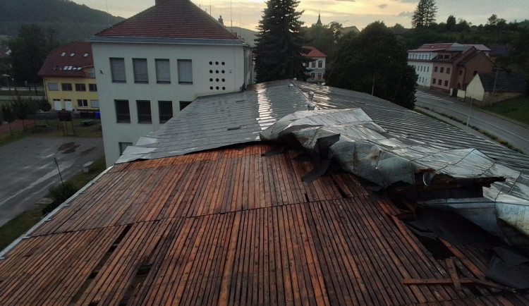 Bouřky na jihu Moravy vyvrací stromy a komplikují železniční dopravu. Déšť poškodil střechu tělocvičny u Tišnova