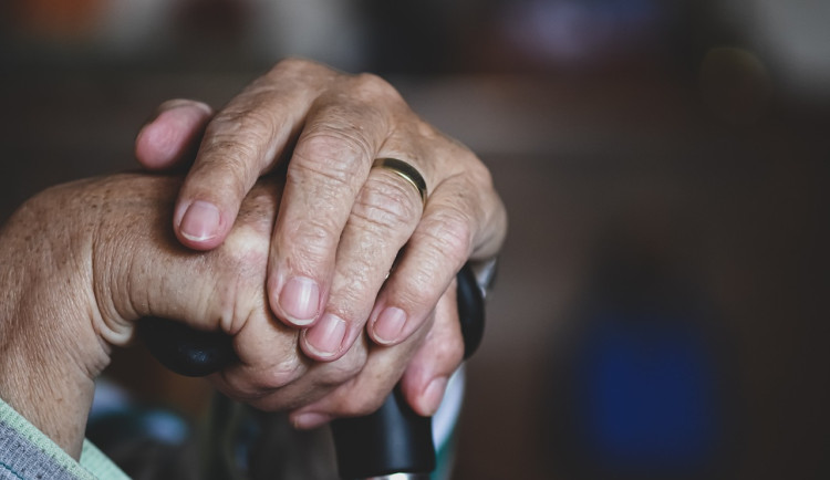 V domovech pro lidi s demencí personál omezoval volný pohyb pacientů a nerespektoval jejich soukromí