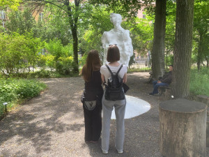 Peřina, potápěč nebo těstovina. V brněnské botanické zahradě vystavují sochy studenti umění