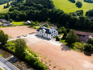 Moderní bydlení v blízkosti přírody táhne. Jedno takové najdete  v srdci Jeseníků