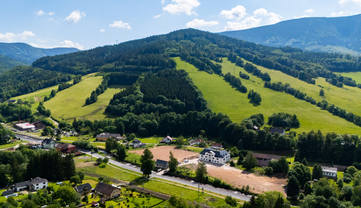 Moderní bydlení v blízkosti přírody táhne. Jedno takové najdete  v srdci Jeseníků