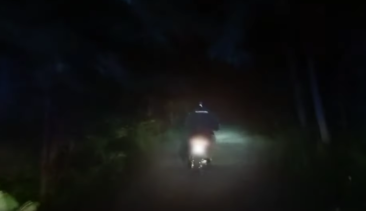 Opilý muž na skútru ujížděl policistům do lesa. Dostal smyk a vyválel se v bahně