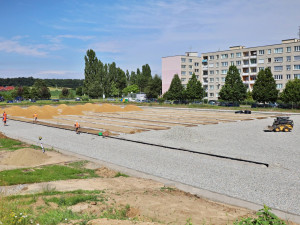 V Břeclavi staví nový atletický ovál. Doplní ho multifunkční hřiště a velodrom