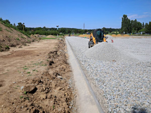 V Břeclavi staví nový atletický ovál. Doplní ho multifunkční hřiště a velodrom