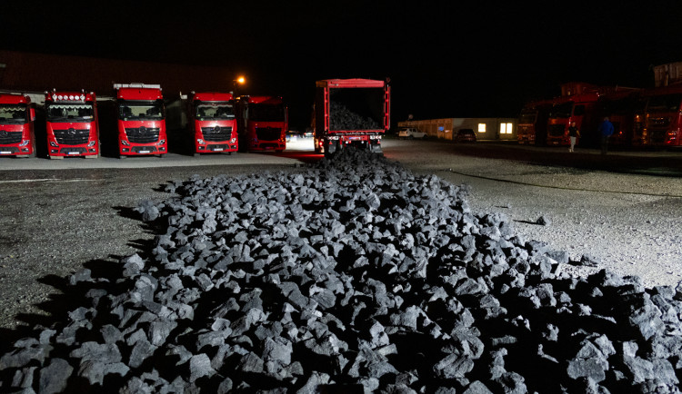 U Ostravy hořel koks na návěsu kamionu, škoda se odhaduje na milion korun. Po příčině požáru hasiči pátrají