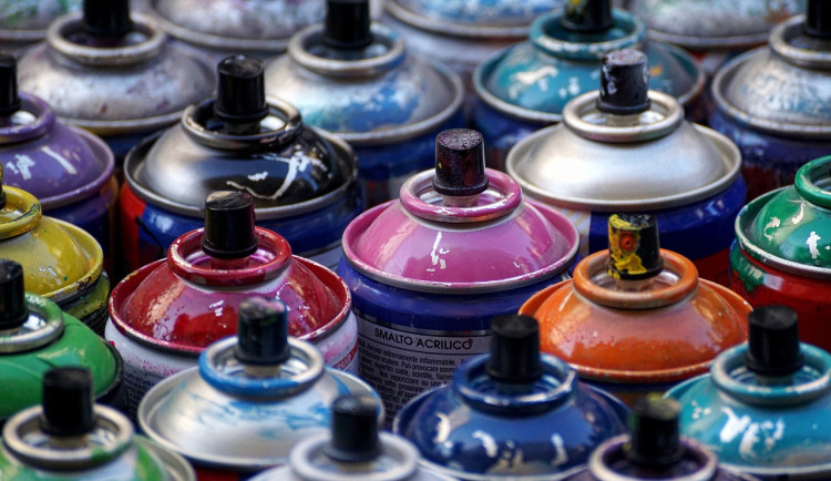 Mladý muž z Brna posprejoval elektrický rozvaděč a sloup veřejného osvětlení výrazně zelenou barvou