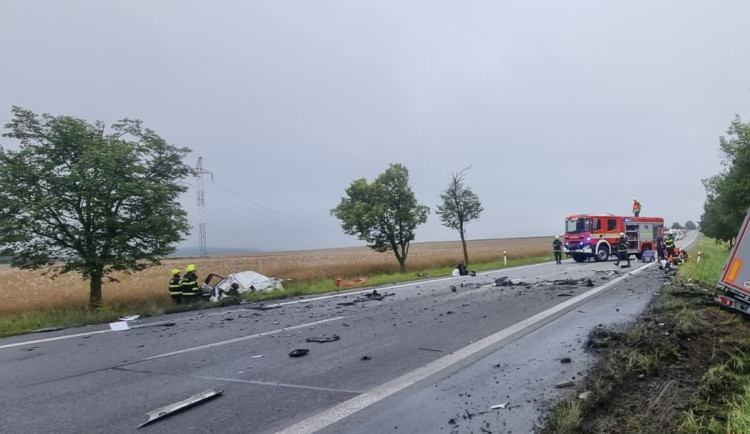 Vážná dopravní nehoda u Protivína, řidič osobního auta nepřežil střet s kamionem