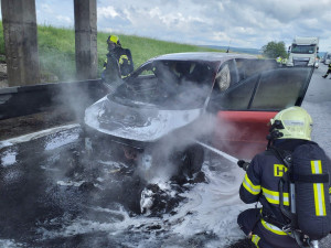 Požár osobního auta zastavil provoz na dálnici u Brna