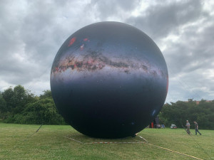 VIDEO: Lidé v Brně mají vesmír na dosah ruky. Obdivují obrovské modely planet na Kraví hoře