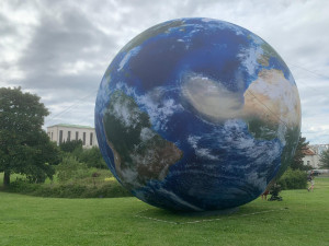 VIDEO: Lidé v Brně mají vesmír na dosah ruky. Obdivují obrovské modely planet na Kraví hoře