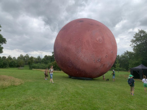 VIDEO: Lidé v Brně mají vesmír na dosah ruky. Obdivují obrovské modely planet na Kraví hoře