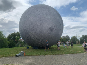 VIDEO: Lidé v Brně mají vesmír na dosah ruky. Obdivují obrovské modely planet na Kraví hoře