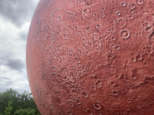 VIDEO: Lidé v Brně mají vesmír na dosah ruky. Obdivují obrovské modely planet na Kraví hoře