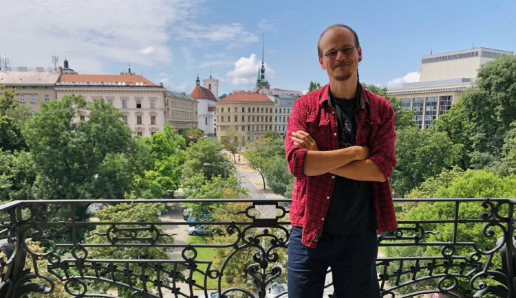 Dostali jsme z ulice už třináct lidí, popisuje Adam Fialík. Brněnský projekt cílí na zajištění bytů pro bezdomovce