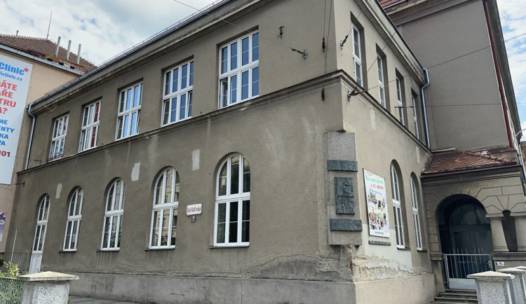 Radní městské části Brno-střed zatím neplánují změny ve vedení ZŠ Kotlářská, které údajně neřeší šikanu