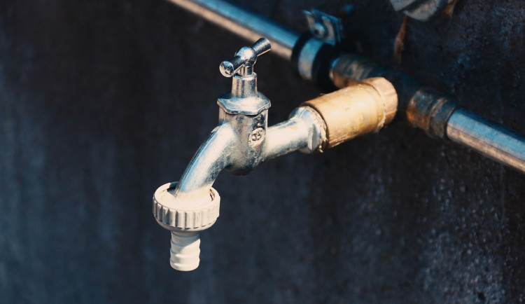 Hydrogeologové ověřují kvalitu artéského vrtu u Pryglu. Poslouží pro nouzové zásobování obyvatel Brna