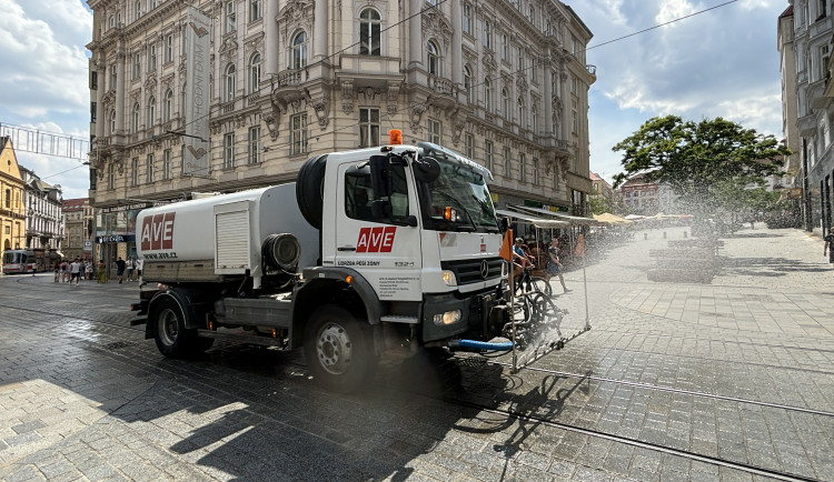 VIDEO: V Brně bojují s vedry. Rozpálené ulice i kolemjdoucí zchladí kropicí vozy