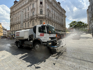 VIDEO: V Brně bojují s vedry. Rozpálené ulice i kolemjdoucí zchladí kropicí vozy