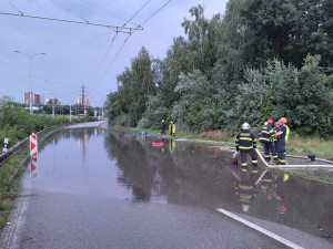 Jihem Moravy se prohnala silná bouřka. V kempu na Znojemsku spadl strom na stan a zranil člověka