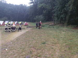 Jihem Moravy se prohnala silná bouřka. V kempu na Znojemsku spadl strom na stan a zranil člověka